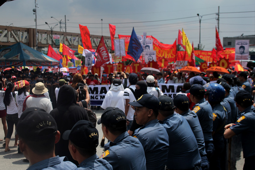 FIRST TIME. Police personnel lined up along the entrance of Batasan Road and are not blocking the protesters unlike the previous SONA rallies. 