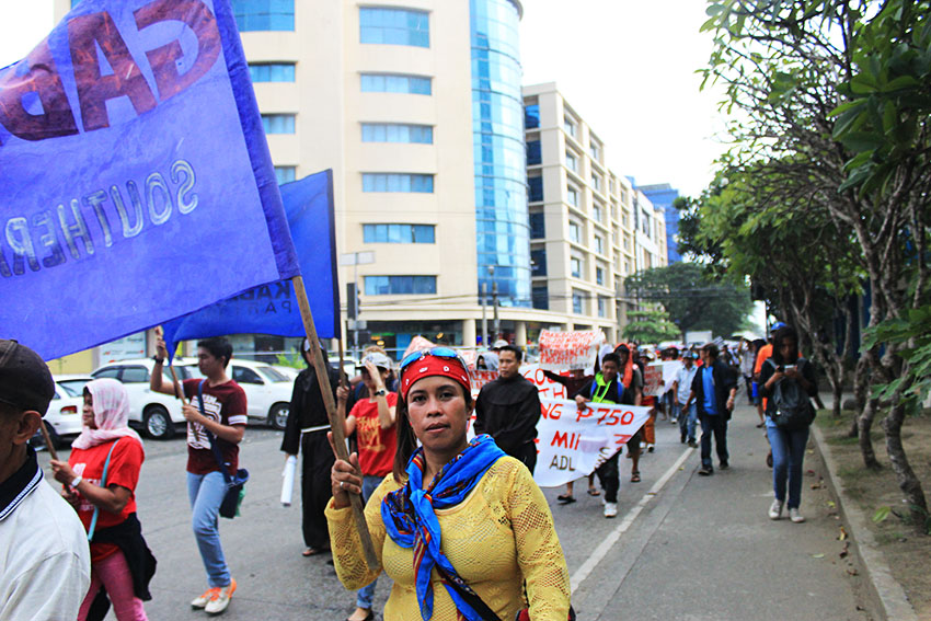Rallyist march from Freedom Park to Rizal Park where they would conduct a program dubbed the  'People's State of the Nation Address'. (Paulo C. Rizal/davaotoday.com)