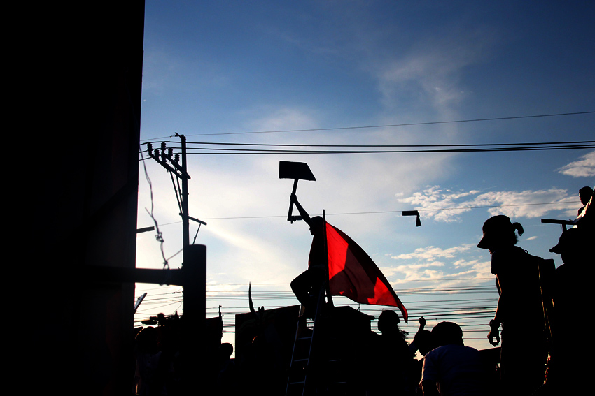 PROLETARIAT. A cultural worker raised a hammer during their performance at the People's SONA.