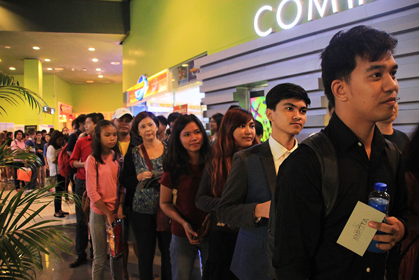 MOVIEGOERS. Film enthusiasts line up in Abreeza Mall's Cinema 2 to watch the film "Miss Bulalacao" by Ara Chawdhury, one of the Filipino films included in the Dutch-Filipino Film Festival which opened on Saturday night, July 30. The event, spearheaded by Dakila and the Embassy of the Kingdom of the Netherlands aims to "put a spotlight on human rights issues" and will be showing films for free at the Cinematheque Davao from August 2-5, 2016. (Paulo C. Rizal/davaotoday.com)