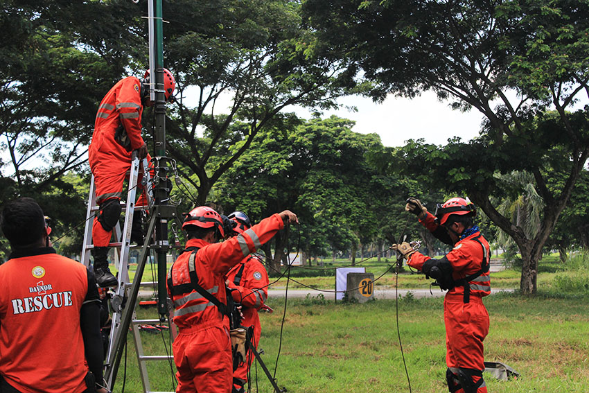 DRILL. Davao City emergency responders prepare a command outpost for a city wide full scale earthquake drill held at the Crocodile Park on Friday, July 22.(Paulo C. Rizal/davaotoday.com)