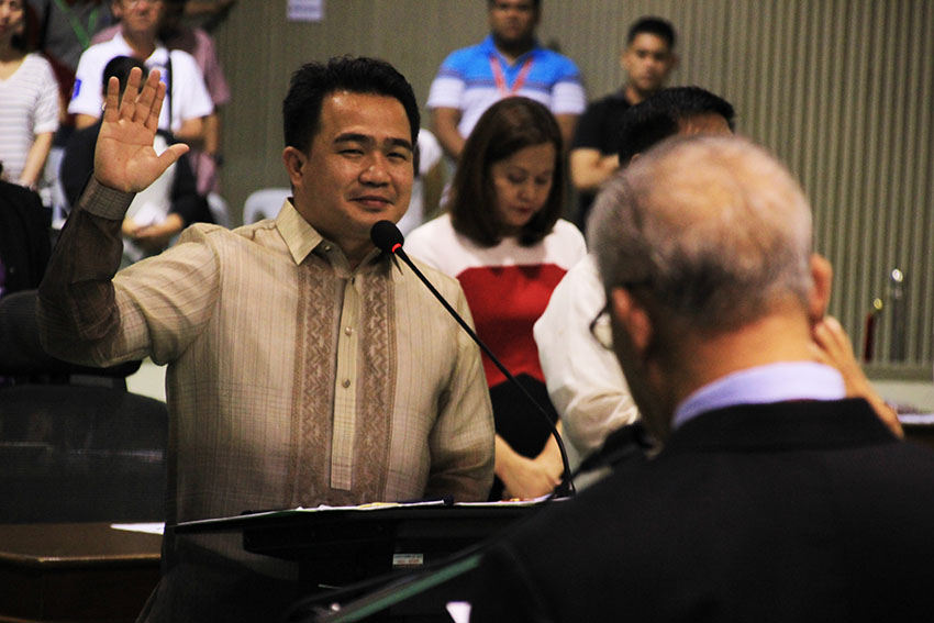 SWORN IN. Acting Vice Mayor and Councilor Bernard Al-ag takes his oath as the majority floor leader of the 18th Davao City Council on Tuesday, July 5 during the first regular session. (Paulo C. Rizal/davaotoday.com)