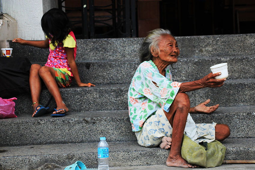 An old woman and a young girl beg for alms on the stairs of the San Pedro Cathedral. A new SWS survey reports that this year, incidence of involuntary hunger rose by as much as 13.7 percent, with a pronounced concentration in Mindanao, where an estimate of 978,000 families went hungry. (Paulo C. Rizal/davaotoday.com)