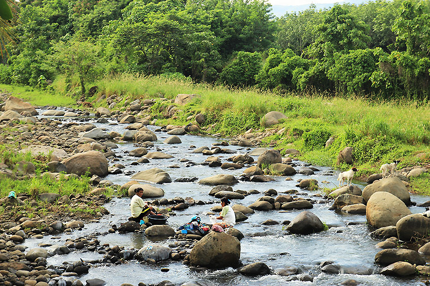 LAUNDRY DAY. Women at Sitio Kibasalan, Barangay Malibatuan in Arakan, Cotabato province. (Paulo C. Rizal/davaotoday.com)