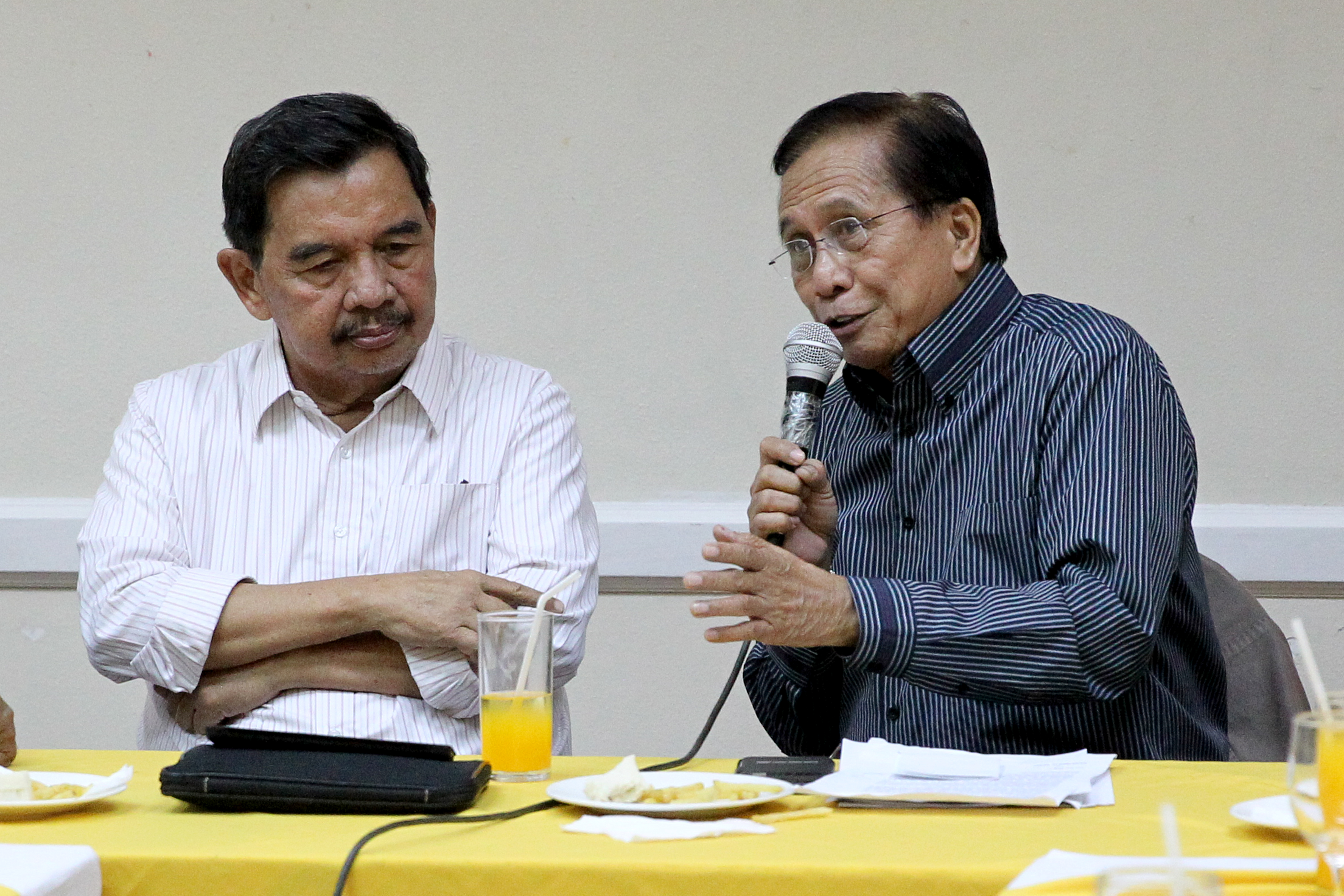 Presidential Peace Adviser Jesus Dureza speaks with former Cotabato mayor and a Moro National Liberation Front (MNLF) leader Muslimin Sema about a possible merger between the MNLF and Moro Islamic Liberation Front (MILF) during their meeting at the Apo View Hotel in Davao City on Tuesday, August 9, 2016. KARL NORMAN ALONZO/PPD