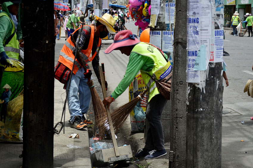 CENRO CLEANS UP STREETS. Workers of the City Environment and Natural Resources Office immediately sweep the streets clean after the floral float parade during the Pamulak sa Kadayawan on Sunday, August 21, 2016. (Zea Io Ming C. Capistrano/davaotoday.com)