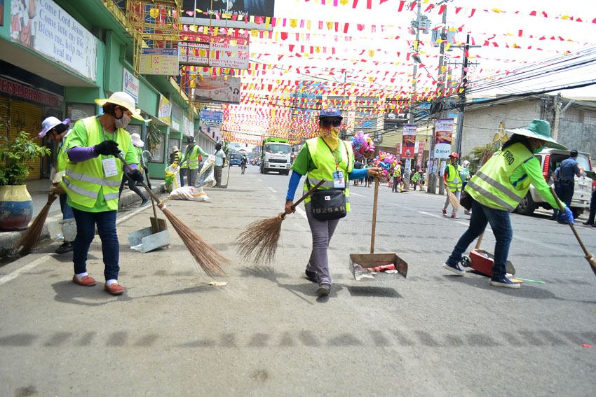 STREET SWEEPERS. Workers of the City Environment and Natural Resources Office immediately clean the streets in the downtown area of Davao City immediately after the floral float parade during the Pamulak sa Kadayawan on Sunday, August 21, 2016. (Zea Io Ming C. Capistrano/davaotoday.com) CLEANS UP STREETS. Workers of the City Environment and Natural Resources Office immediately sweep the streets clean after the floral float parade during the Pamulak sa Kadayawan on Sunday, August 21, 2016. (Zea Io Ming C. Capistrano/davaotoday.com)