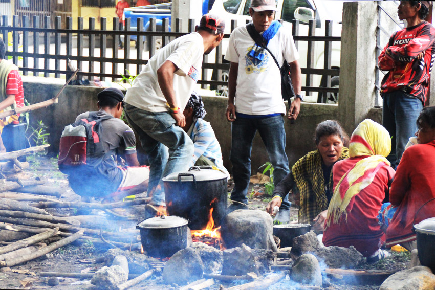 BREAKFAST. The Lumads spend their night at the Rizal Park, Koronadal City on  Sunday, August 21. The participants cook their breakfast the next day. (Earl O. Condeza/davaotoday.com)