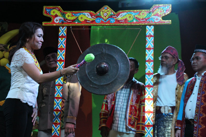 Councilor Dalodo-Ortiz sounds the ceremonial gong to formally open this year's Kadayawan sa Dabaw celebration.