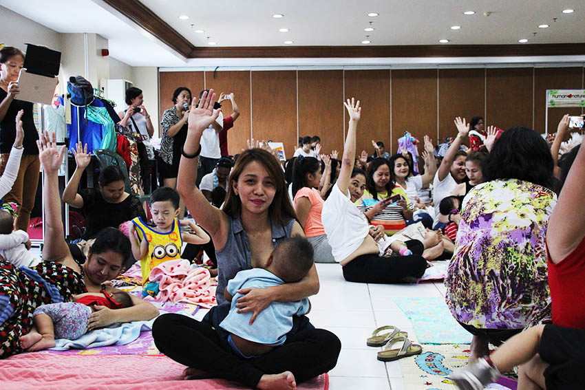 HAKAB NA. Mothers and babies gather  at the Caduceus Hall, Davao Doctor's College in Malvar Street, Davao City on Saturday, August 6 for the worldwide simultaneous breastfeeding event. The event aims to normalize breastfeeding and educate mothers and their families of the benefits of breastfeeding. (Paulo C. Rizal/davaotoday.com)