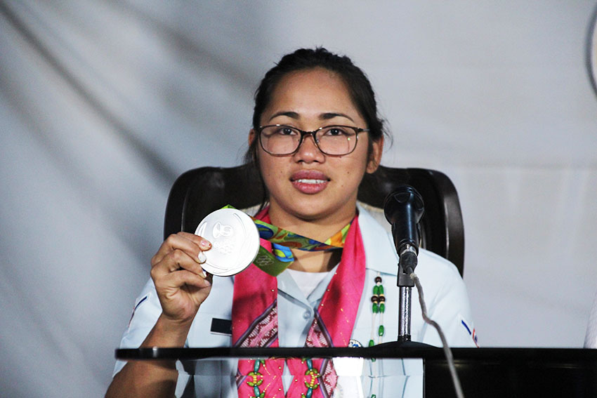 OLYMPIC SILVER MEDALIST. Hidilyn Diaz shows the silver medal she won in the 53 kg women's division at the weightlifting event in Rio 2016 Olympic games. Diaz met with President Rodrigo Duterte at the presidential guest house in Panacan, Davao City on Thursday night, August 11, 2016. (Paulo C. Rizal/davaotoday.com) 