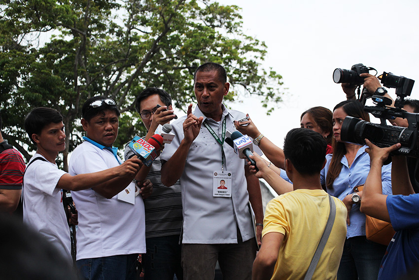 FOLLOW THE RULES. A night after the closure of the Roxas night market on Wednesday, August 3, City Transportation and Traffic Management Office Chief Rhodelio Poliquit announces to the affected venders who converged outside the City Hall on Thursday morning, the schedule of meetings that will be held in order to resolve the issue. Poliquit said the night market can be reopened as early as Tuesday next week if the vendors commit to follow the rules set by the city government. (Paulo C. Rizal/davaotoday.com)