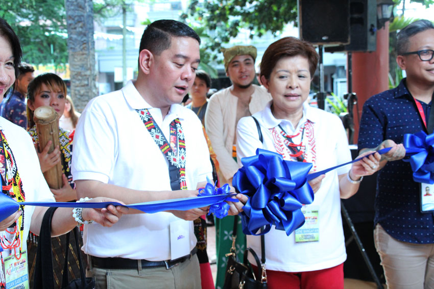 Kadayawan 2016 executive committee co-chairperson Art Boncato cuts the ceremonial ribbon with members of the steering committee. 