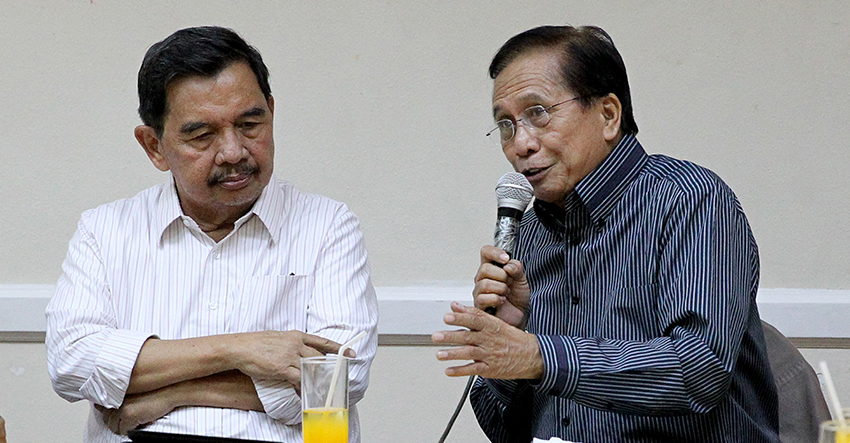 Presidential Peace Adviser Jesus Dureza speaks with former Cotabato mayor and a Moro National Liberation Front (MNLF) leader Muslimin Sema about a possible merger between the MNLF and Moro Islamic Liberation Front (MILF) during their meeting at the Apo View Hotel in Davao City on Tuesday, August 9, 2016.  (Karl Norman Alonzo/PPD)