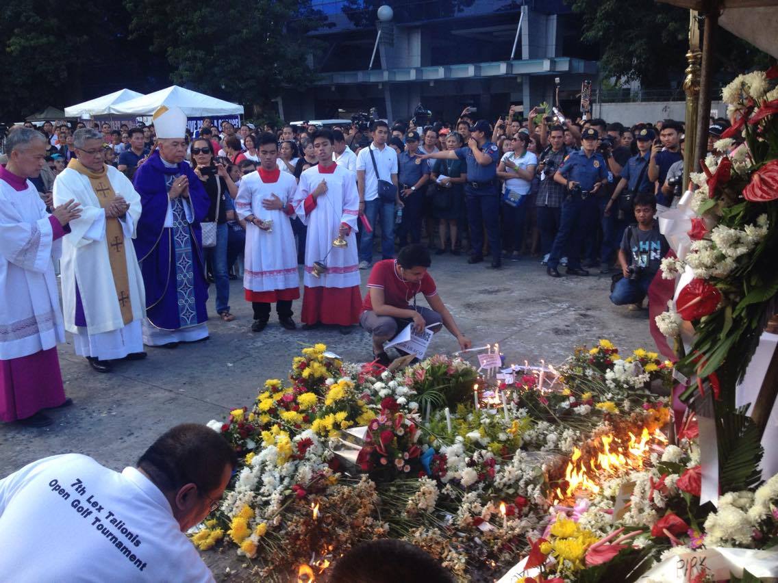 On Saturday afternoon, September 3, more than a thousand Davaoeños and local officials gather along Roxas avenue to light candles and offer flowers and prayers for the victim of the blast on Friday night. (Maria Patricia C. Borromeo/davaotoday.com)