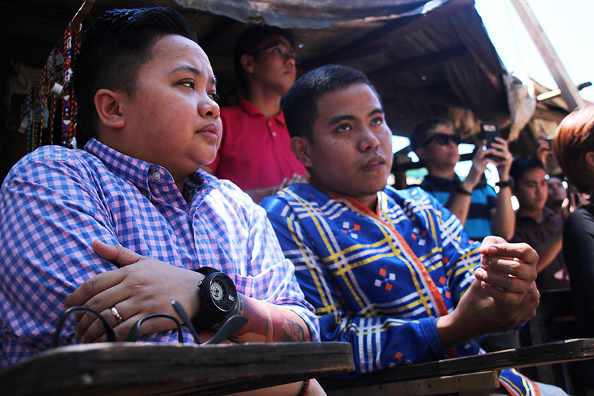 FRIENDS. PASAKA Confederation of Lumad organizations spokesperson Jong Monzon translates the words of the evacuees who are  telling their story to National Youth Commission chair Aiza Seguerra during her visit at the evacuation center in Davao City, Thursday morning, September 22. (Paulo C. Rizal/davaotoday.com)