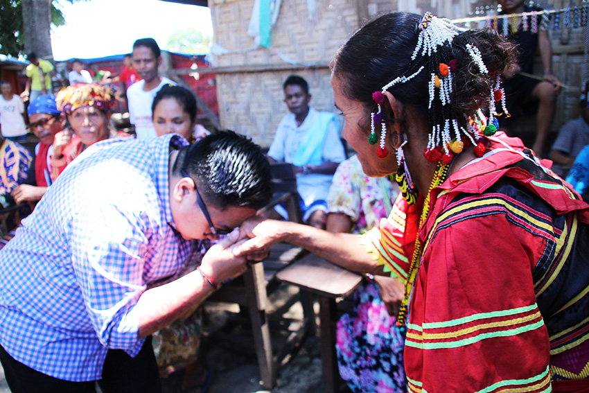 YOUTH COMMISSIONER. National Youth Commission chairperson Aiza Seguerra puts  the hands of a Manobo woman on her forehead as a sign of respect during her visit to the evacuation center at the United Church of Christ in the Philippines Haran in Father Selga street, Davao City, September 22, Thursday morning. (Paulo C. Rizal/davaotoday.com)