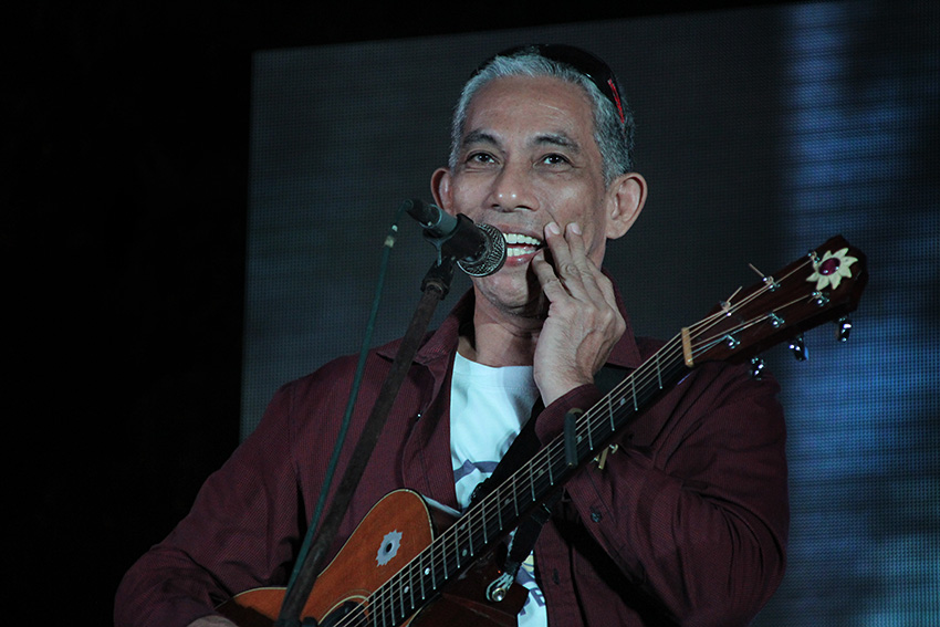 Homegrown folk artist Joey Ayala was also present. (Paulo C. Rizal/davaotoday.com)