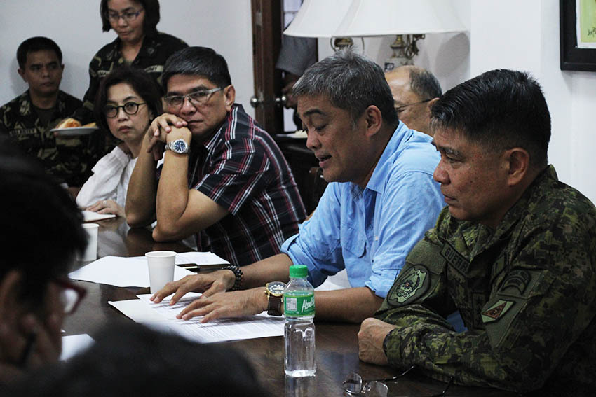 PEACE NEGOTIATOR. Government peace panel member lawyer Hernani Braganza (second from right), says both the government and the National Democratic Front are sincere and committed to not spoil the peace process. Braganza, who heads the government's working group on socio-economic reforms briefed Army officials at the Eastern Mindanao Command in Naval Station Felix Apolinario in Panacan, Davao City on Tuesday morning, September 27, 2016. He also met with members of civil-society organizations. (Paulo C. Rizal/davaotoday.com)