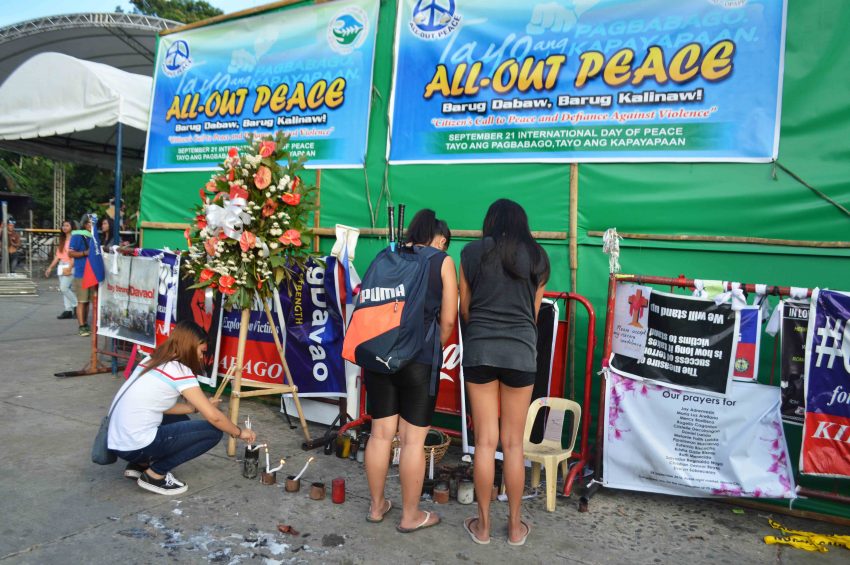 Students continue to offer prayers for the victims of the Roxas night market bombing in Davao City. (Medel V. Hernani/davaotoday.com)