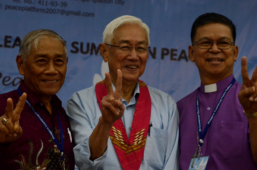 PEACE SIGN. Luis Jalandoni, chairperson of the National Democratic Front negotiating panel poses with church leaders during the 5th Ecumenical Church Leaders Summit on Peace organized by the Philippine Ecumenical Peace Platform at the Homitori Inn in Davao City on Wednesday, September 21. (Zea Io Ming C. Capistrano/davaotoday.com)