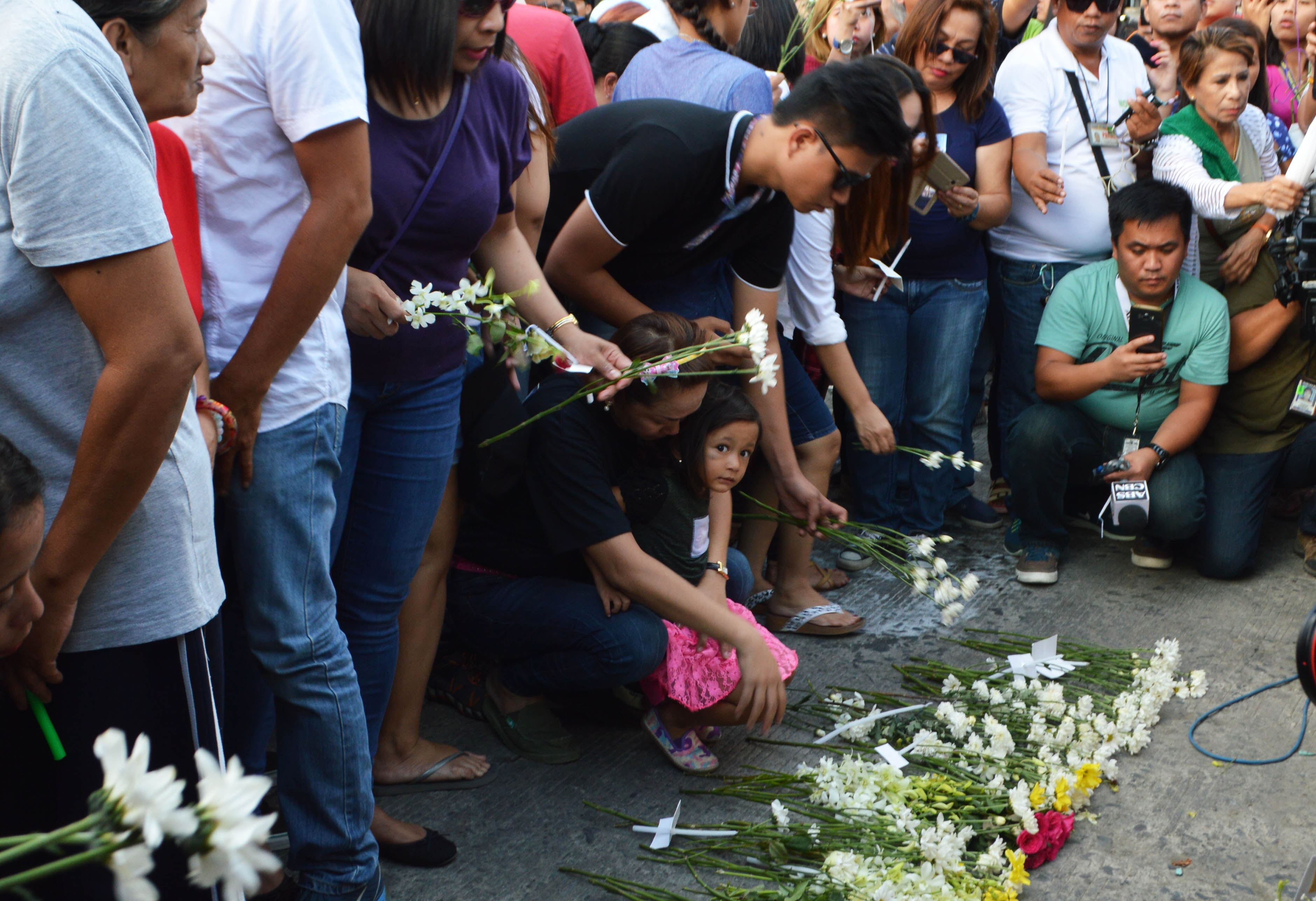 Davaoenos light candles and offer prayers for the victims of Friday's deadly blast in Roxas Avenue, Davao City. (Medel V. Hernani/davaotoday.com) 