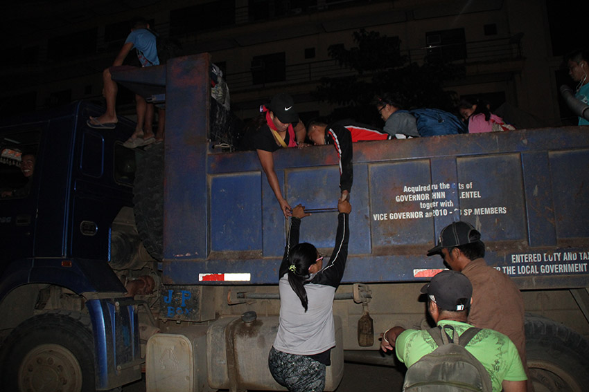 PACK UP. More than 200 Lumads traveled almost four hours from Tandag City Sports Complex to their homes in Lianga town, Surigao del Sur on September 2, Friday. (Earl O. Condeza/davaotoday.com)
