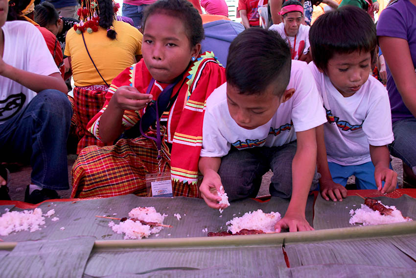 Lumad and Moro children share a solidarity lunch with their new found friends from various organizations in Metro Manila at the University of the Philippines Diliman on Tuesday, Oct. 25. (Paulo C. Rizal/davaotoday.com)