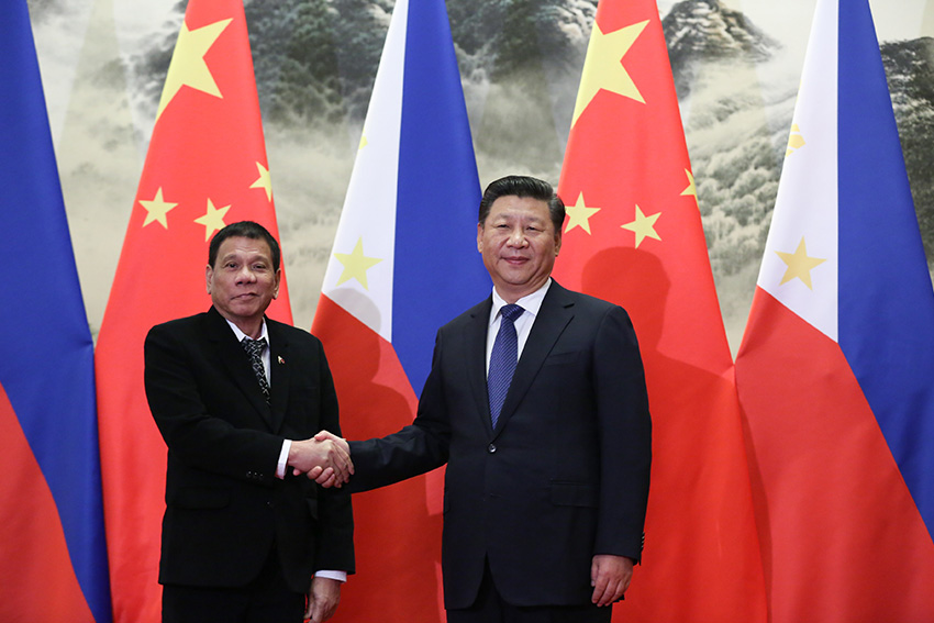 Philippine President Rodrigo Duterte and People’s Republic of China President Xi Jinping meet and shake hands prior to their bilateral meetings at the Great Hall of the People in Beijing on Thursday, October 20. (King Rodriguez/PPD)