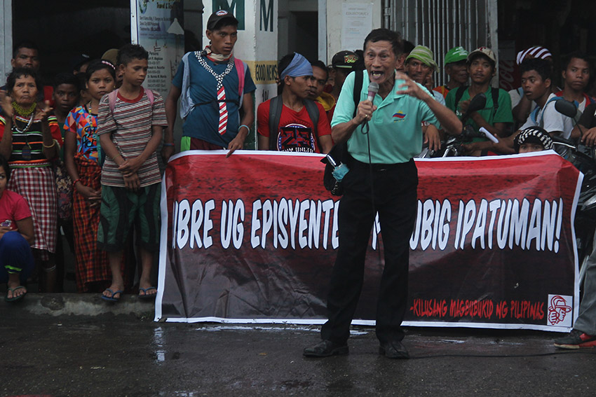 Toto Bolcan, an urban poor leader, expresses his support to the protesting farmers in front of the Department of Agriculture regional office in Davao City on Tuesday, Oct. 25. The farmers demanded for farm subsidies. (Earl O. Condeza/davaotoday.com) 
