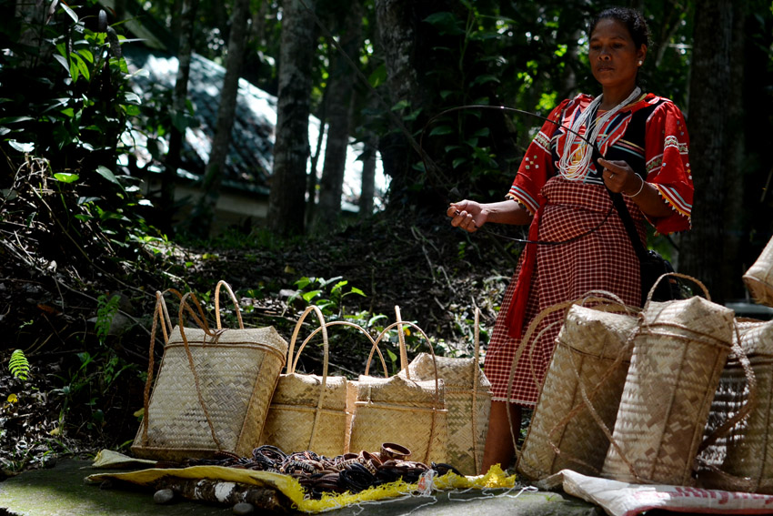 A Lumad woman in Malagos, Calinan district Davao City prepares a ring of wire where she will put the handmade indigenous accessory called “tikus" to sell outside the Philippine Eagle Center. A tikus can be worn on the wrist or leg. (Zea Io Ming C. Capistrano/davaotoday.com)