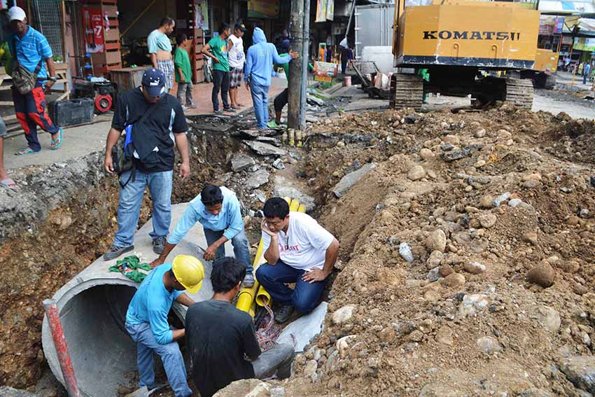 Electricians fix the telephone line of Philippine Long Distance Telephone (PLDT) along Magallanes street in Bangkerohan, Davao City to upgrade their services of their clients. (Medel V. Hernani/davaotoday.com)