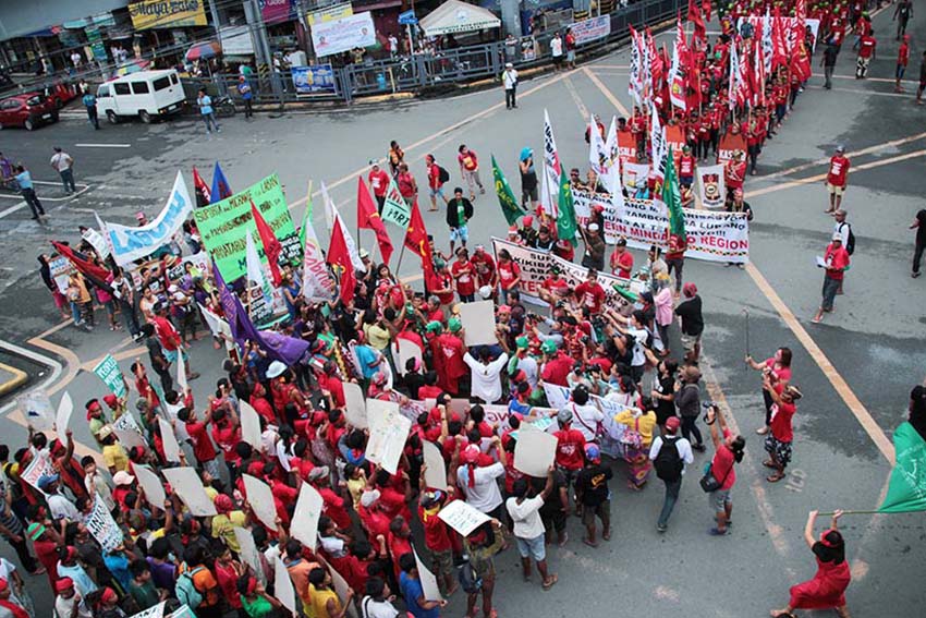 CONVERGE. Lumad and Moro from Mindanao converged at Calamba crossing Wednesday, Oct. 12, with the National Minority groups from Southern Tagalog. A program was held at the Calamba, Laguna, and onward they will be marching together to Manila. (Paulo C. Rizal/davaotoday.com)