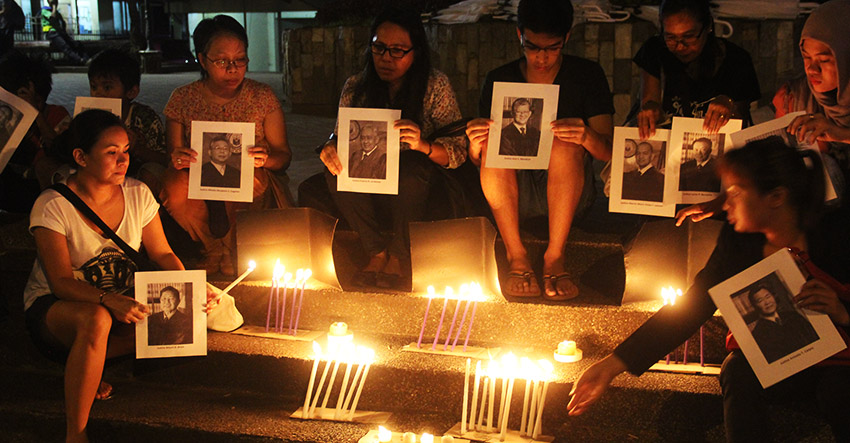 Konsyensya Dabaw, a group that opposes the burial of the late dictator Ferdinand Marcos at the Libingan ng mga Bayani,  lights candles and offer prayers in a ceremony on  Monday, Nov. 7 at Centennial Park in San Pedro St. Davao City as the Supreme Court is set to rule on the issue on Nov. 8. (Earl O. Condeza/davaotoday.com)