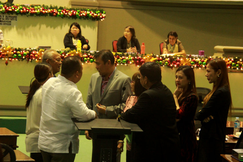 NO QUORUM. A few members of the city council who were present during Tuesday's regular session discuss while waiting for the session to reach a quorum. The session was adjourned after only 14 councilors showed up. (Maricar Emata/davaotoday.com)