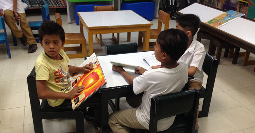 GOOD HABIT. During their lunch break, these students of Magallanes Elementary School read science textbooks at the City Library located in Sangguniang Panlungsod. (Maria Patricia C. Borromeo/davaotoday.com)