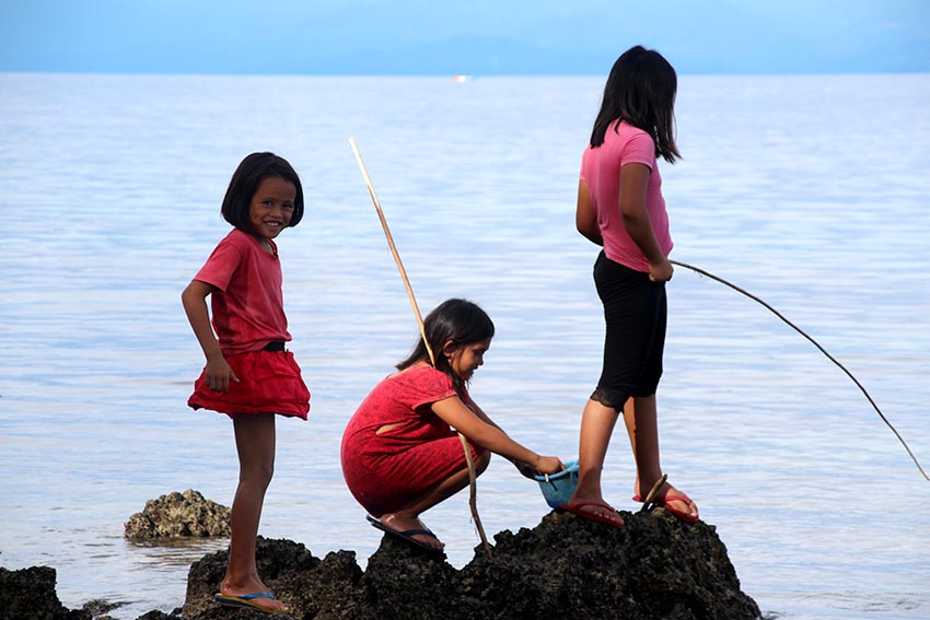 PLAYTIME. It's fishing time for girls in a village in the Island Garden City of Samal as they enjoy the weekend. (Zea Io Ming C. Capistrano/davaotoday.com))