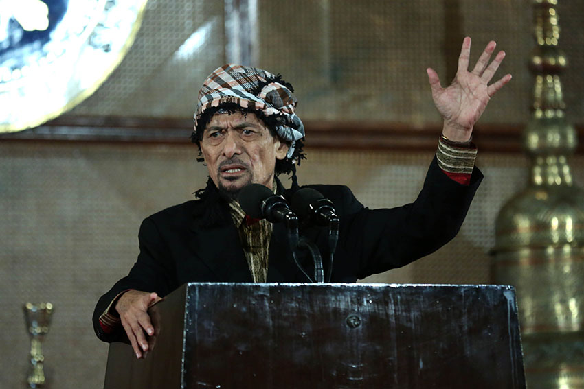 Moro National Liberation Front (MNLF) Chair Nur Misuari is given a chance to use the Presidential podium to air his views. He is welcomed by President Rodrigo Duterte in Malacañan on Nov. 3 following a court suspension order of his warrant of arrest. (Karl Norman Alonzo/PPD)