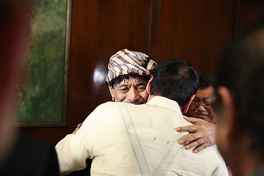 MNLF CHAIRMAN IN MALACAÑAN. President Rodrigo Duterte welcomes Moro National Liberation Front (MNLF) Chair Nur Misuari in Malacañan on Thursday, Nov. 3 following a court suspension order of Misuari's warrant of arrest. (KING RODRIGUEZ/PPD)