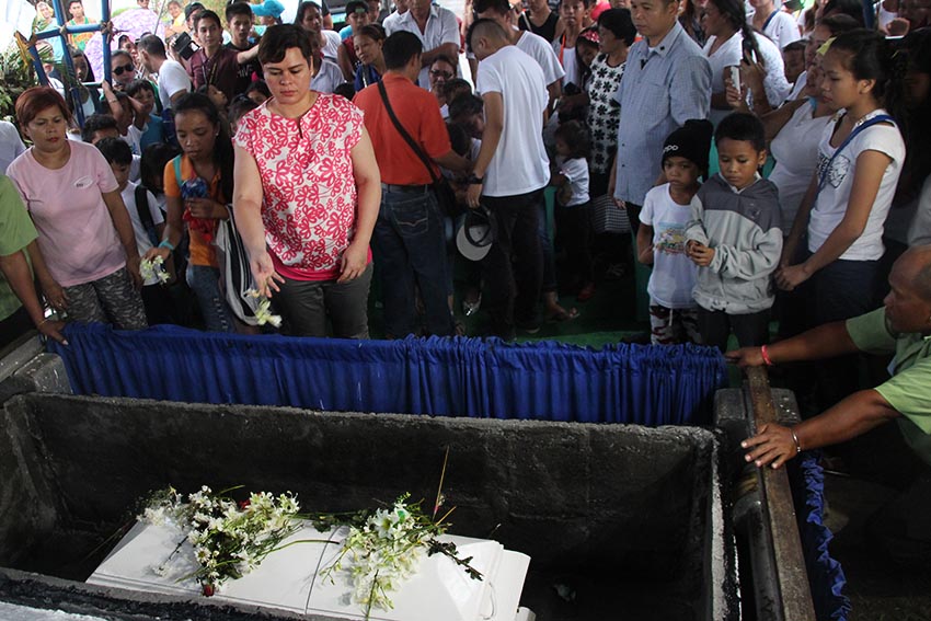 ALSO A MOTHER. Davao City Mayor Sara Duterte attends the burial of John Earl Cagalitan, the 2-year old boy who died after being beaten by a guardian. The boy's remains were laid to rest at the Davao Memorial Park on Wednesday, Nov. 23.  (Paulo C. Rizal/davaotoday.com)