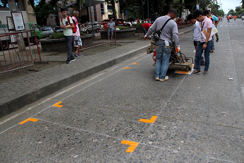 A City Transportation and Traffic Management Office personnel paints a new road marking at the Roxas Night Market along Roxas Avenue, Davao City. (Paulo C. Rizal/davaotoday.com)