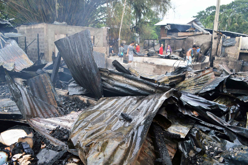 AFTER THE FIRE. Residents try to salvage what they could still use from the remains of a fire that razed about 23 houses in Purok A, Barangay 19-B, in Davao City on Tuesday afternoon, Dec. 27, 2016. (Medel V. Hernani/davaotoday.com)