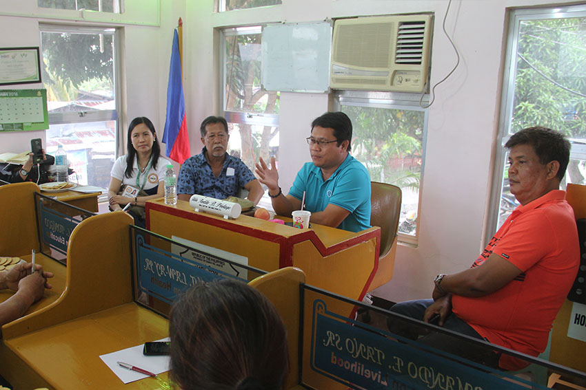 INFORMAL AGREEMENT.  Tagum City Mayor Allan Rellon convenes the city's crisis management committee on Wednesday, Dec. 14 to address the land dispute conflict between the Madaum Agrarian Reform Beneficiaries Association and Lapanday Foods Corporation.  (Earl O. Condeza/davaotoday.com)