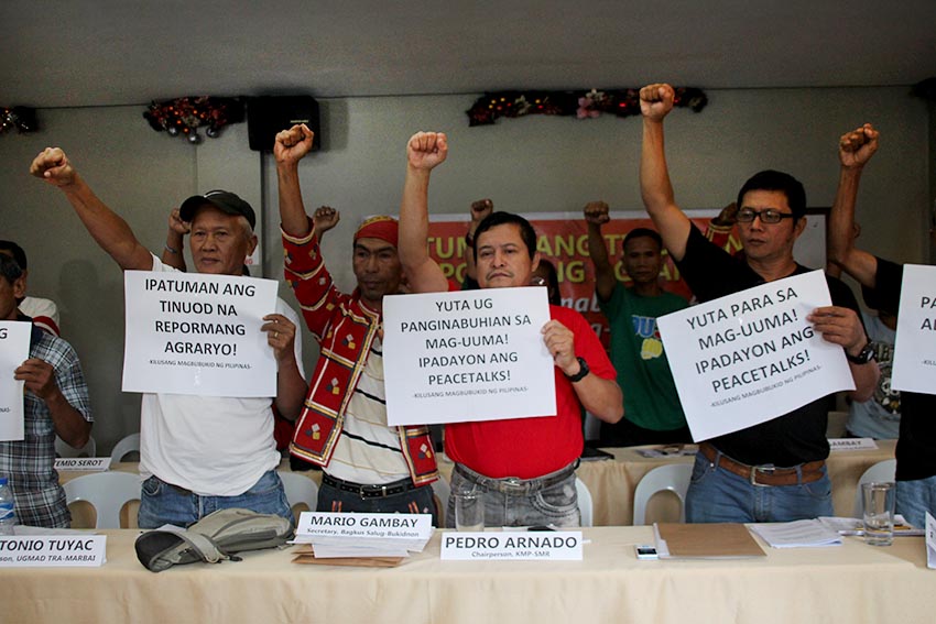 Farmers' groups led by Kilusang Magbubukid ng Pilipinas hold placards expressing support for the third round of peace talks, which among others, will discuss agrarian reform in a press conference on Thursday, Dec. 21. (Paulo C. Rizal/davaotoday.com) 