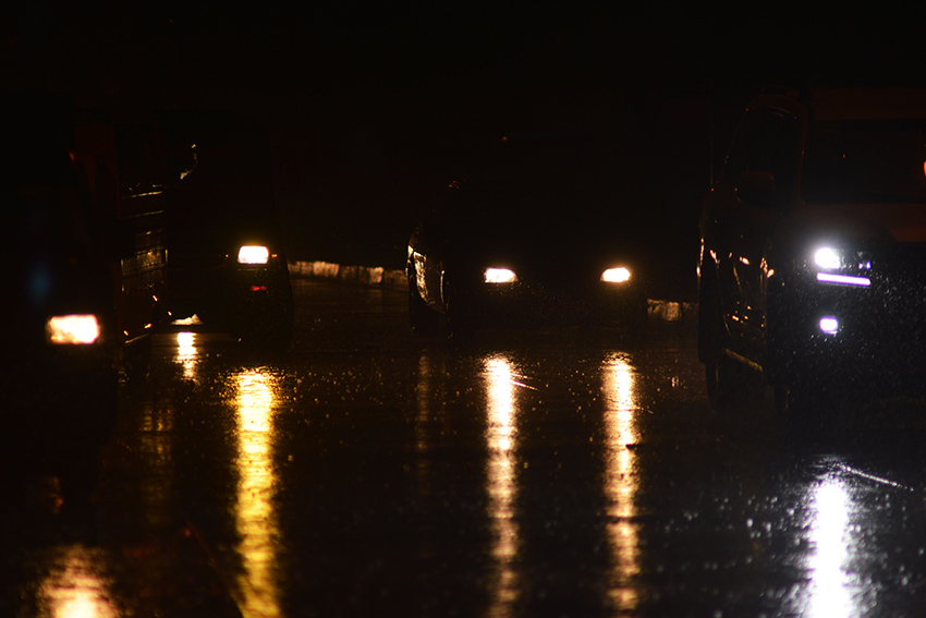 No brave commuter crosses the street along Quimpo Boulevard in Davao City due to the overflow of murky water from the sewer in the area. Passengers are stranded after a heavy downpour of rain on Thursday night, Dec. 1. (Medel V. Hernani/davaotoday.com)