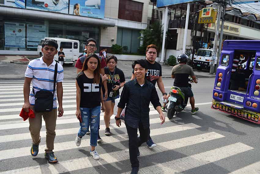 Davao City residents use the pedestrian lane to cross the street, and avoid apprehension by Anti-Jaywalking Unit of the City Traffic and Transportation Management Office on Friday, Dec. 2.  (Medel V. Hernani/davaotoday.com)