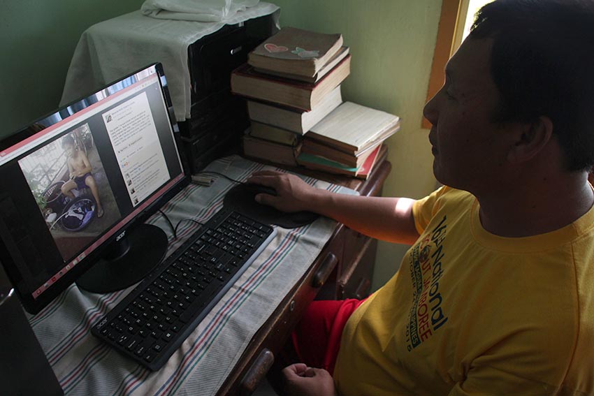 INDEPENDENT BOY. Dennis Larida looks at a photo of his 12-year-old son, Josh washing his own clothes on Saturday, Dec. 24. This will be the first time that he will not be celebrating Christmas eve with his son and his wife, Melanie who both died in the Roxas night market bombing on September 2, 2016. (Paulo C. Rizal/davaotoday.com) 