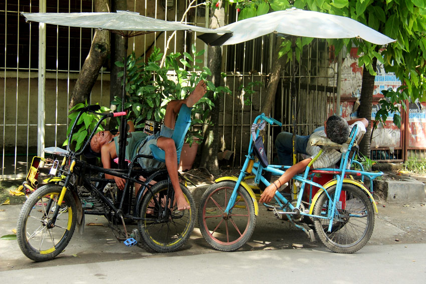 SIESTA. Two trisikad drivers, a local term for a cycle rickshaw, take their nap while waiting for passengers along Fatima Street in Davao City on Wednesday afternoon, Dec. 7. (Maricar Emata/davaotoday.com)