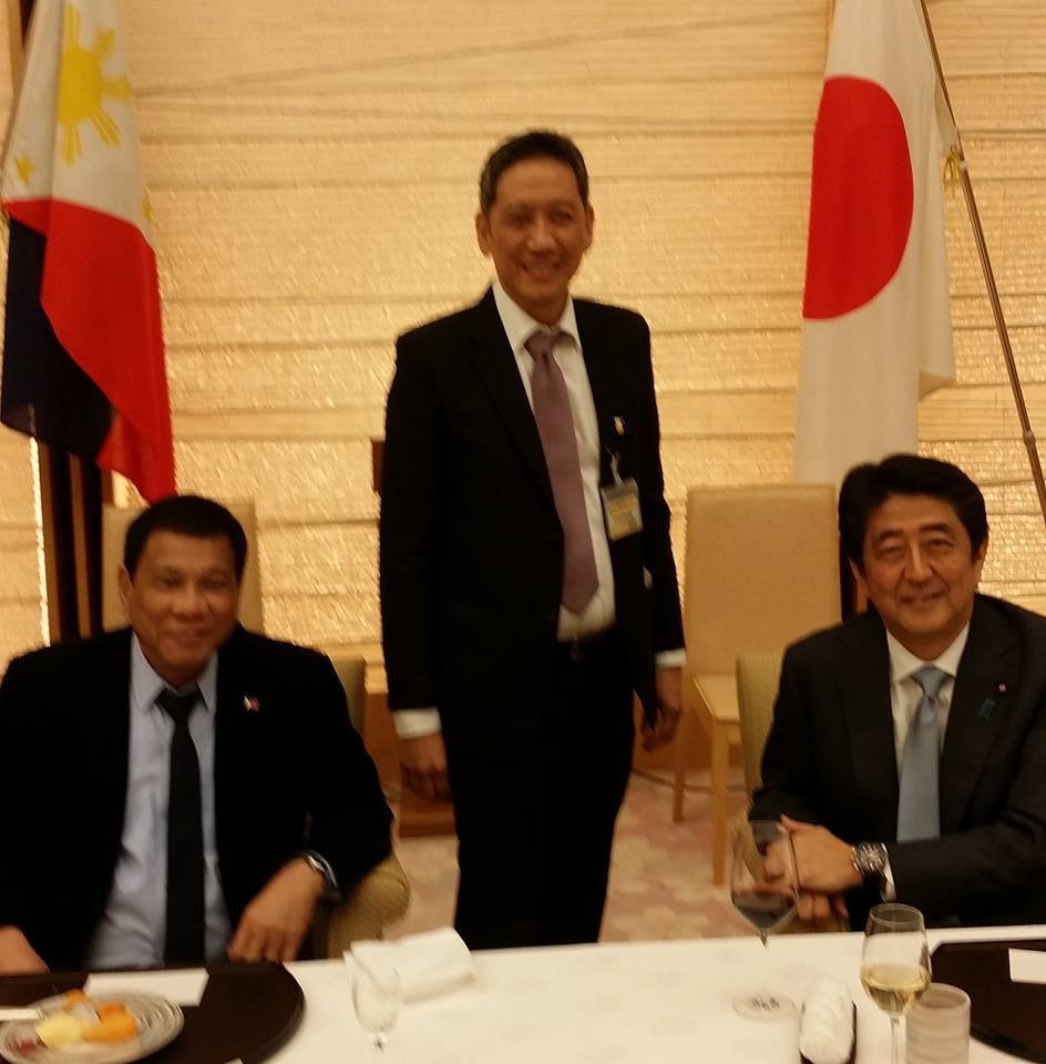 BETWEEN TWO LEADERS. Duterte’s top donor Samuel ‘Sammy’ Uy is flanked by the President and Japanese Prime Minister Shinzo Abe. Photo from Sammy Uy Facebook page.