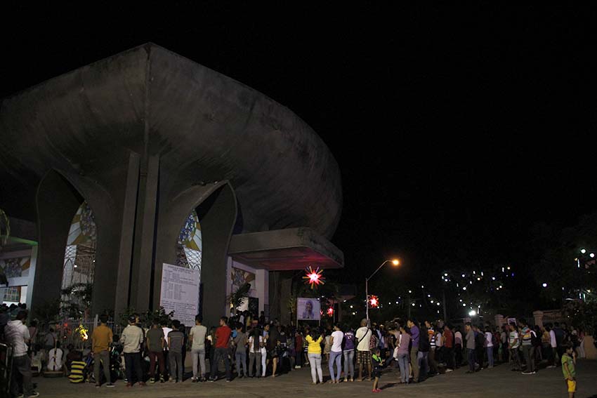 Hundreds of Catholic devotees flock to San Pedro Cathedral in Davao City for the first mass of Simbang Gabi (night mass) on Friday, Dec. 16. For nine days, Filipinos hear mass at dawn as part of the Christmas tradition. (Paulo C. Rizal/davaotoday.com) 